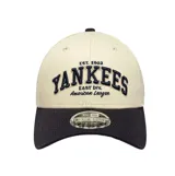Gorra New Era modelo 9Forty New York Yankees, con corona color beige y visera curva en color negro. Presenta diseño bordado en relieve con la inscripción "Yankees" y detalles en azul marino en el frente, además del logo de la marca bordado en el lateral.