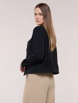 Camperita de tela liviana color beige, de silueta entallada con cuello a la base y abotonadura frontal con botones a tono. Cuenta con dos bolsillos con solapa en el frente, mangas largas con puños abotonados y largo a la cintura.