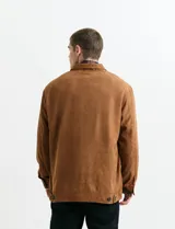 Campera de napa ecológica color tostado, con cierre frontal metálico, cuello camisero y bolsillos laterales.