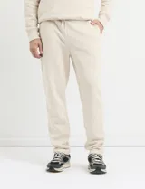 Pantalón jogging de corte recto, confeccionado en tejido circular con cintura elástica y cordón ajustable al tono. Presenta bolsillos laterales tipo parche.
