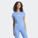 Remera de algodón color azul claro, con cuello redondo y logo de la marca estampado en el centro del pecho.