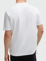 Remera de algodón blanca con cuello redondo y logo de la marca bordado en el pecho en tono sobre tono.