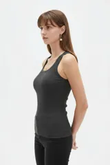Musculosa de canalé color verde oliva, con breteles anchos, escote redondo y diseño ajustado al cuerpo.