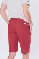 Bermuda clásica de gabardina color beige, con bolsillos traseros ojal con botón y etiqueta de la marca Legacy.
