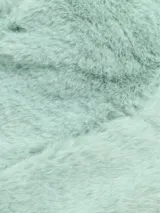 Gorro tipo bucket blanco de piel sintética.