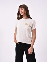 Remera de algodón color verde musgo, con cuello redondo, mangas cortas y estampa frontal con la frase 'thank u, next' en color negro.