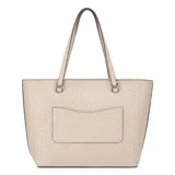 Cartera tipo tote Guess modelo Viviette, color beige con estampado de monograma de la marca. Cuenta con doble asa de hombro, cierre superior y un dije metálico colgante con el logo de la marca.