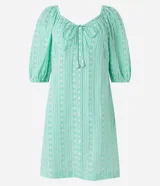Vestido corto color verde agua con estampado floral blanco, escote corazón con lazo, mangas cortas abullonadas y botones frontales.