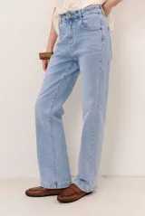 Jeans de corte holgado y tiro medio, color azul claro con efecto deslavado.