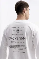 Remera de manga larga blanca con escote redondo y estampado de lettering en la espalda.