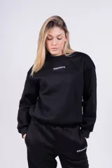 Buzo negro de corte holgado con la palabra 'GRAPHITE' estampada en blanco en el pecho.