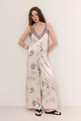 Mono largo de satén con estampa estilo tie-dye en tonos grises y naturales, escote en V con detalle en contraste y breteles finos regulables.