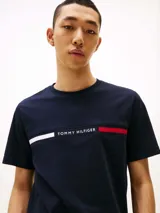 Remera azul marino de algodón con cuello redondo y logo de Tommy Hilfiger bordado en el pecho. El logo consiste en una franja blanca, el nombre de la marca y una franja roja.