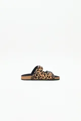 Sandalia tipo birkenstock de pelo con estampado animal print (leopardo), con dos tiras ajustables y tachas metálicas negras. La plantilla es de corcho y la suela de goma eva.