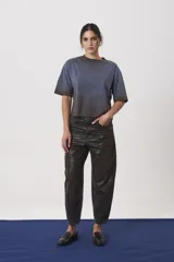 Remera de silueta amplia, con escote redondo y mangas cortas extendidas. Confeccionada en tejido liviano de algodón.