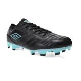 Championes de fútbol Umbro modelo Speed HG, color negro con detalles en celeste en el logo lateral y la suela. Diseño con cordones y tapones para césped.