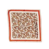 Pañuelo cuadrado de satén con estampado de arabescos en tonos blanco y azul.