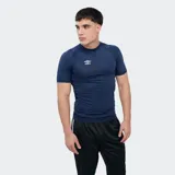 Remera térmica deportiva de manga corta y cuello redondo, de color azul marino, con logo de Umbro estampado en blanco en el pecho.