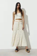 Top crop de encaje con diseño strapless y escote recto.