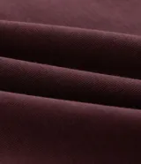 Buzo Marfinno de malla pesada color bordó, con cuello polo y cierre frontal medio, de manga larga, calce recto y puños y bajo ajustados.