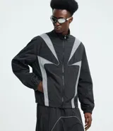 Campera masculina liviana de poliamida con diseño cuadriculado, cuello alto, cierre frontal y paneles reflectivos en el pecho y mangas. Cuenta con puños elásticos y bolsillos laterales.