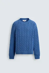 Jersey de punto de algodón, color azul, con cuello redondo y manga larga. Presenta un tejido con estructura de trenzas verticales a lo largo de todo el cuerpo y mangas.