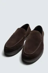 Mocasín casual de hombre con parte superior de piel con acabado serraje, diseño de corte liso con detalle de bordón, horma redonda y suela a tono.