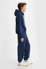 Pantalón de jogging azul marino de Levi's, corte regular, tiro medio, con logo pequeño en blanco en la pierna izquierda y puños elásticos.