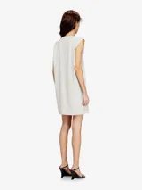 Vestido corto sin mangas de cuello redondo, confeccionado en algodón, con diseño liso y silueta recta.