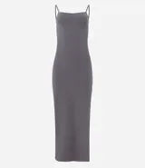 Vestido largo de algodón, color marrón topo, de corte ajustado al cuerpo con escote cuadrado y breteles finos. Presenta una abertura lateral en la falda.