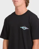 Remera Billabong de manga corta y color negro, con diseño gráfico estampado en la espalda que presenta un rombo con ondas de colores degradados en tonos celestes y violetas.