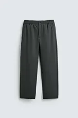 Pantalón regular fit color gris oscuro, confeccionado en tejido con viscosa. Cuenta con cintura elástica, bolsillos delanteros y detalle de bolsillos traseros de vivo. Cierre frontal con cremallera y botón.