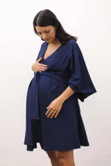 Bata color crema de algodón con lazo para ajustar en la cintura.