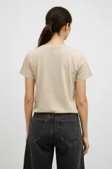 Remera de algodón blanca de manga corta y cuello redondo, con un aplique central bordado en forma de lazo con estampado animal print.