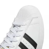 Championes adidas Superstar ADV de diseño clásico, color blanco con las icónicas tres tiras laterales y refuerzo en el talón en color negro. Presentan puntera de goma reforzada y suela de caucho.