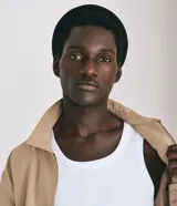 Musculosa masculina de corte regular, confeccionada en tejido acanalado de algodón con elastano. Presenta breteles medianos y diseño básico sin estampa.