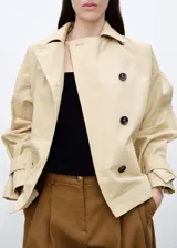 Campera color beige, tipo anorak, con cuello camisero, cierre frontal con botones, manga larga con trabillas, diseño oversize y forro interior.