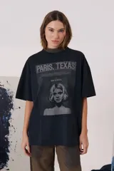 Remera de algodón con cuello redondo y mangas cortas, de calce relajado. Presenta una estampa frontal gráfica inspirada en la película Paris, Texas.