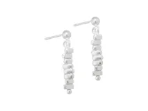 Par de aros colgantes de plata 925 con cierre mariposa.