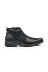 Botín de cuero negro para hombre, modelo de caña baja con cierre lateral y elástico, suela de goma y diseño formal.