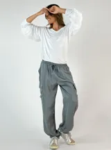 Pantalón cargo gris de seda con cintura elastizada ajustable con cordón y bolsillos laterales con solapa.