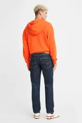 Jean de corte regular taper, con tiro medio y diseño de cinco bolsillos. Presenta un lavado azul oscuro con efecto desgastado y costuras en contraste.