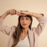 Esclava de alambre redondo en plata 925 con dije de medalla colgante circular.