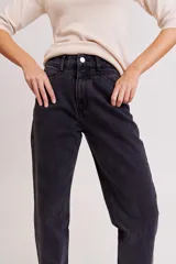Pantalón de jean de tiro alto, corte mom, color gris oscuro con efecto lavado.