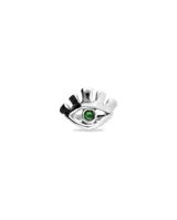 Anillo plateado con forma de ojo y cristal verde facetado.