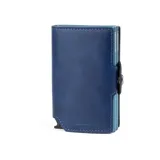 Billetera compacta de cuero sintético color marrón con doble compartimento de aluminio para tarjetas y bolsillo exterior con cierre metálico.