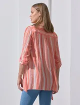 Camisa larga de rayón, con cuello clásico, cierre frontal con botones y mangas regulables con presilla. Presenta un diseño holgado con tajos laterales en el ruedo.