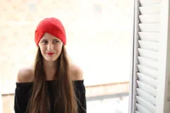 Turbante tejido a mano en lana merino color rojo.