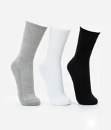 Kit de tres pares de medias deportivas de caña larga, confeccionadas en tejido de algodón suave. Incluye un par en color gris, uno en blanco y uno en negro.