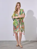 Kimono tejido con estampado de hojas y flores en tonos verdes, amarillos y rosados. Tiene mangas japonesas y terminación con borlas rosadas.